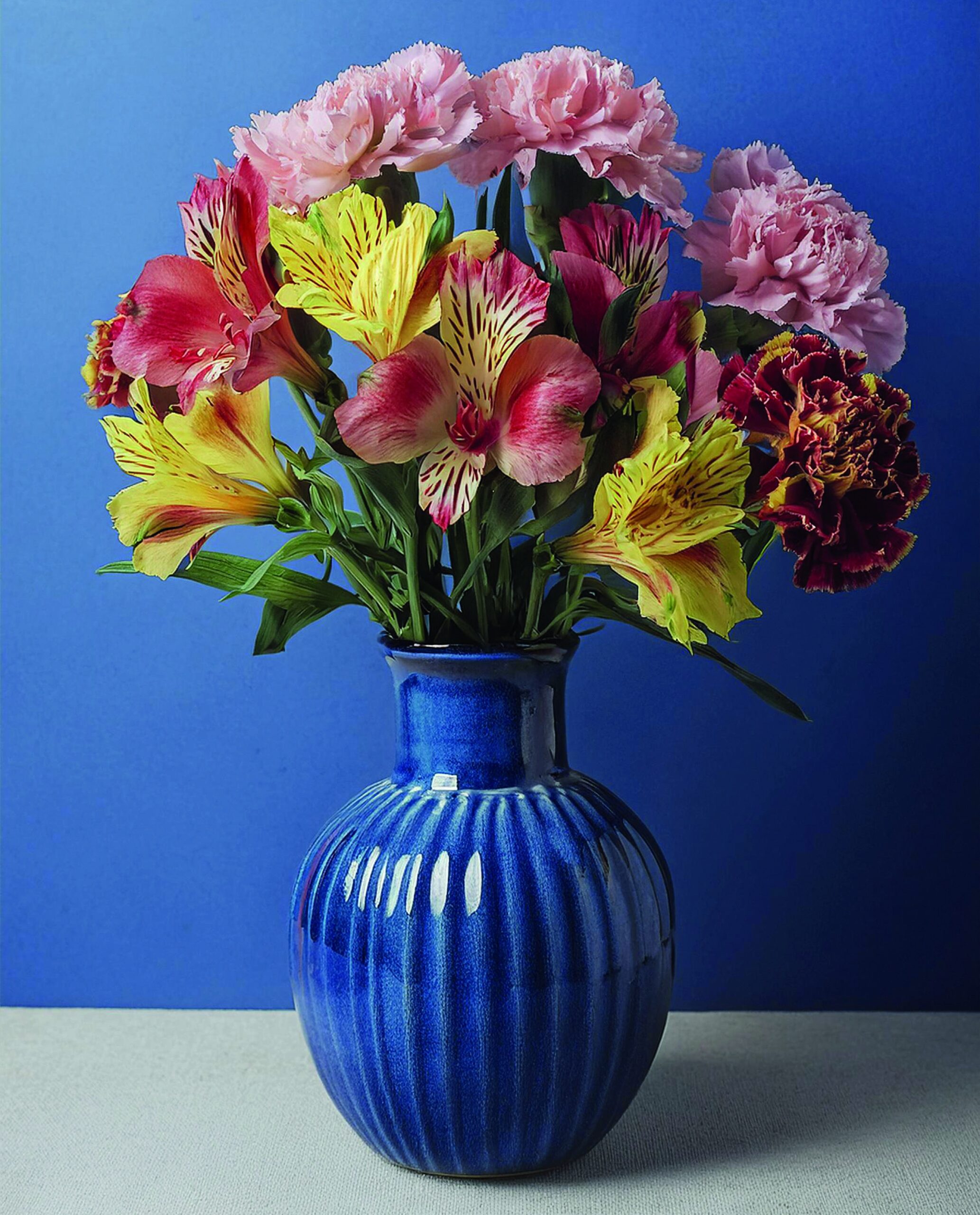 Ramo de alstroemerias de colores en florero azul