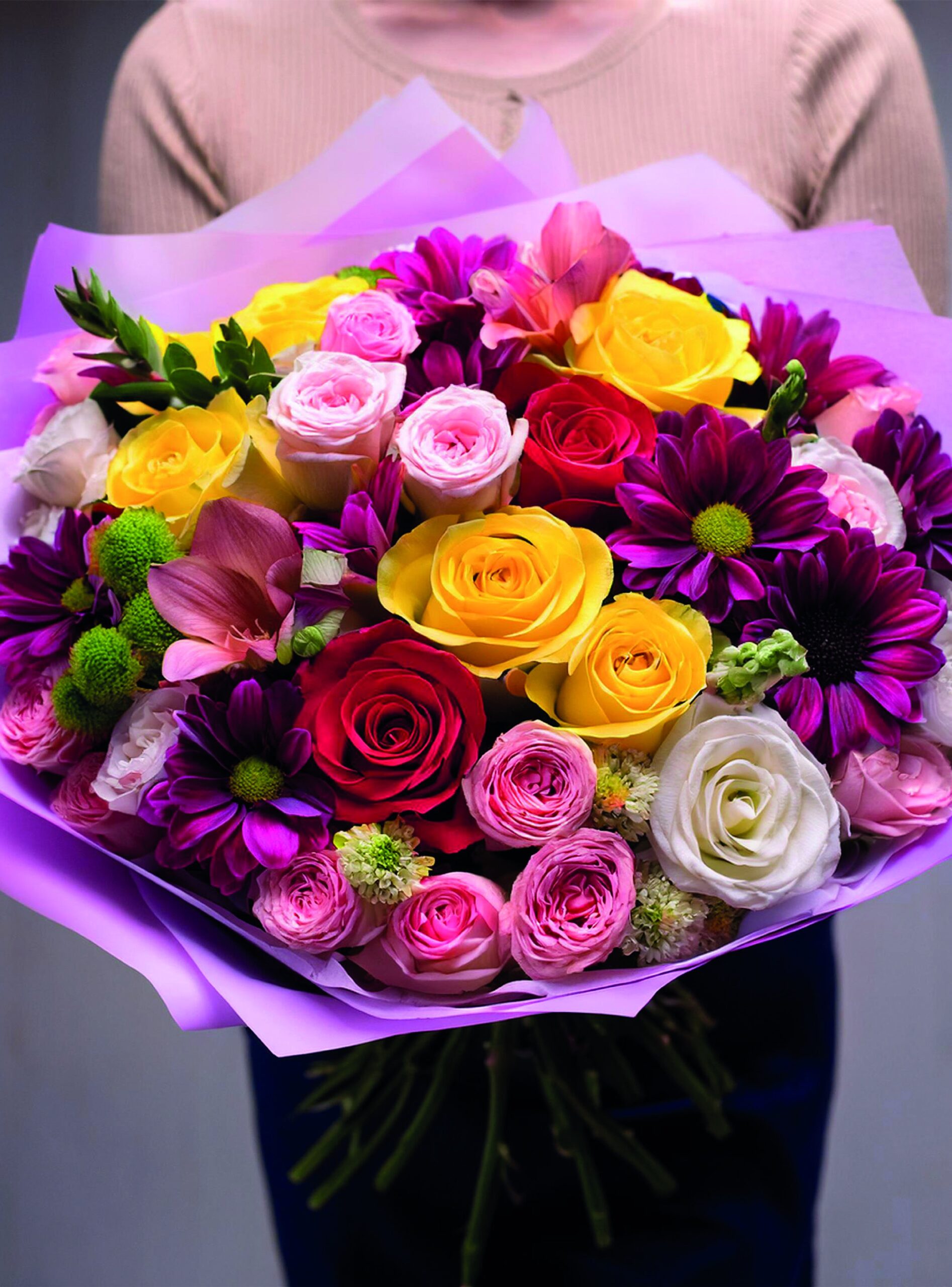 Ramo multicolor con rosas rosadas, amarillas, rojas y blancas